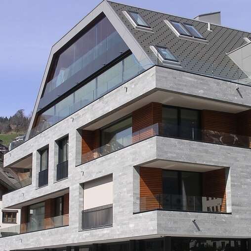 stoneface ventilated mit Naturstein Onsernone bruchroh sandgestrahlt