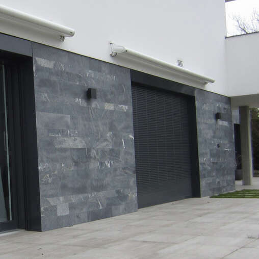 Sockelgeschoss Stoneface Naturstein Osernone geschliffen